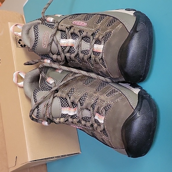 Keen woman shoe size 7.5 - Picture 2 of 6
